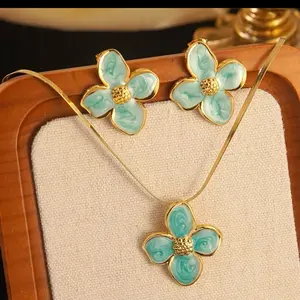 Clover Jewelry Set – Necklace, Earrings with Elegant Clover Design for Everyday Wear and Special Occasions