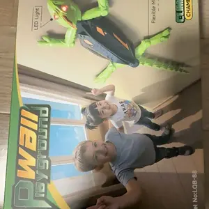 Wall Crawler Gecko Remote Control Toy Electric Lizard with LED Glowing Eyes 360° Spin Indoor Fun Gift Idea Party Toy Cool RC Chameleon Toy for Kids Electronic Christmas