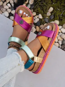 Summer new color spliced flat sandals for women, metal decoration, non slip sole, contrasting cross band fashionable sandals, Roman sandals, versatile open toe sandals for daily wear, casual sandals, beach sandals, Footwear
