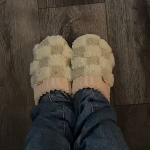 Cotton slippers for women, anti slip cashmere for warmth, monthly slippers for indoor home, cute and fluffy cotton mop Girl Footwear Flipflop