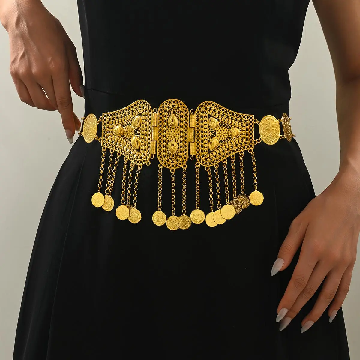 A Retro Court-Style Metal-Gilded Heavy-Duty Hollow-Carved Circular Pendant Tassel Design Wedding Bride's Belt