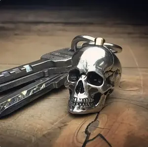 Gothic Skull Alloy Keychain, Stainless Steel Heart Decor Car Key Ring, Retractable Lanyard with Stretchable Scrunchie, Multifunctional Portable Accessory for Bags Car Keys, Suitable for Men Women Halloween Daily Casual Use