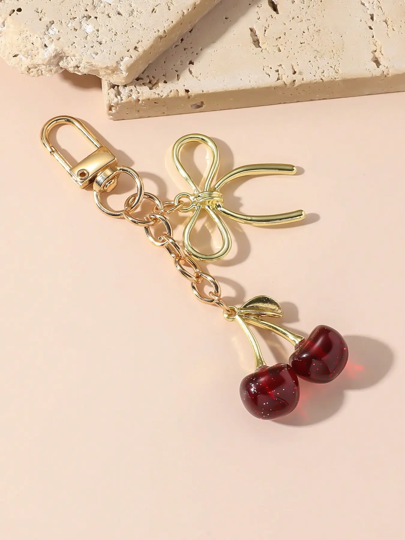 Cherry Bow Bag Charm Pendant, Sparkly Bag Charm, Cute Collectible Charm, Y2K Glitter Red Cherry Bag Pendant, Gold Bow Design Bag Chain Accessories, Fruit Bag Charm Pendants for Tote Purse, Bag Decoration Keychain Gift for Girls, Cute Bag Charms