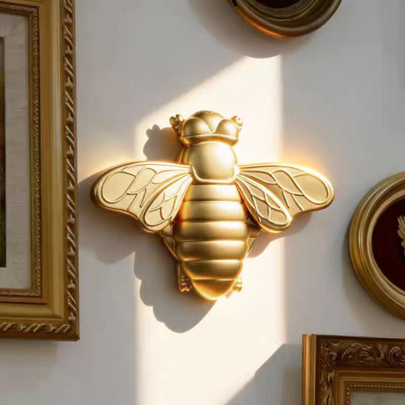 Vintage gold bee wall sculpture, resin bumblebee art piece for gallery walls, classic-style office study decoration, creative nature-inspired home decor, sophisticated room aesthetic, 1 pc bee ornament