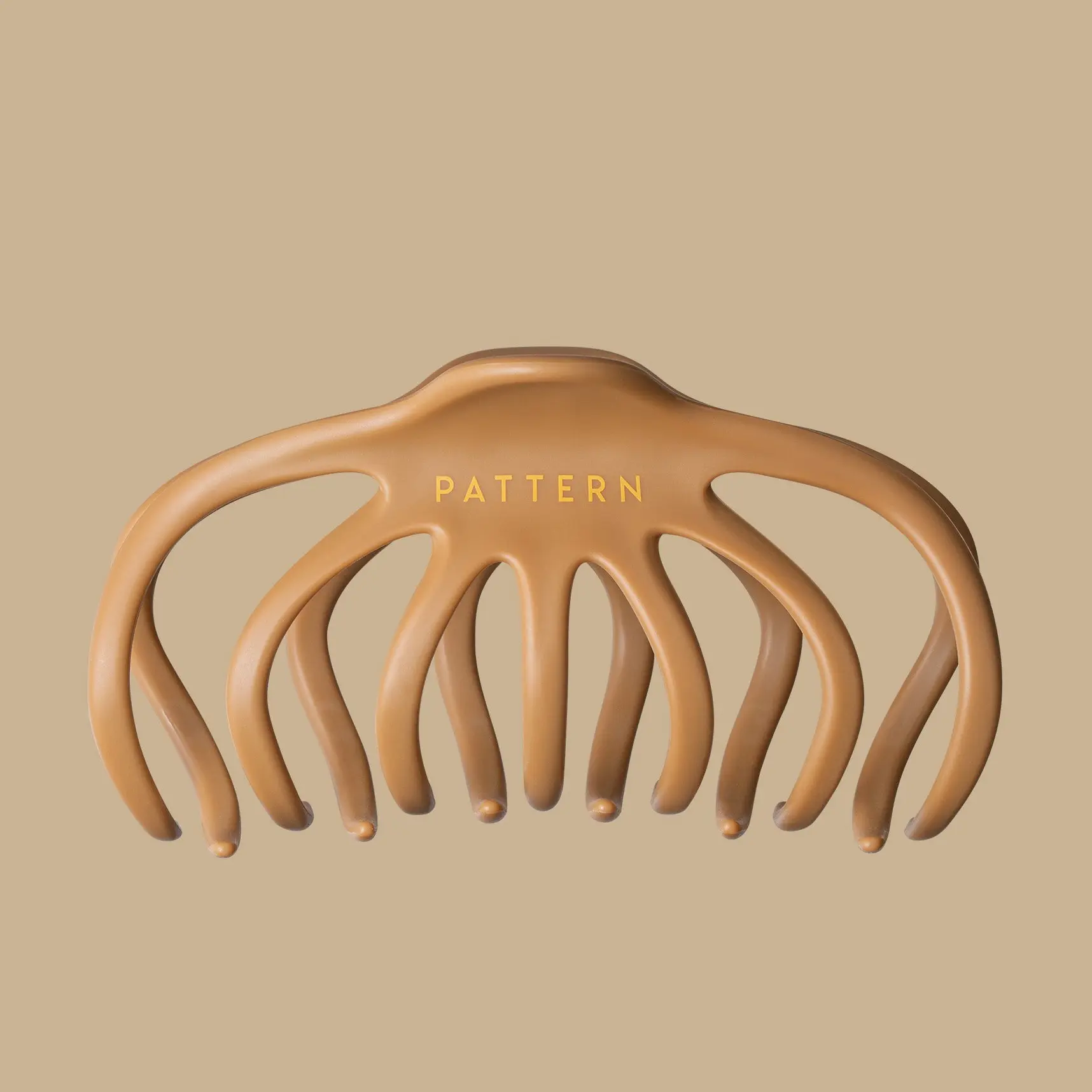 PATTERN Beauty Hair Clip in Caramella | Dual-Parting & Superior Hold – Everyday Styling