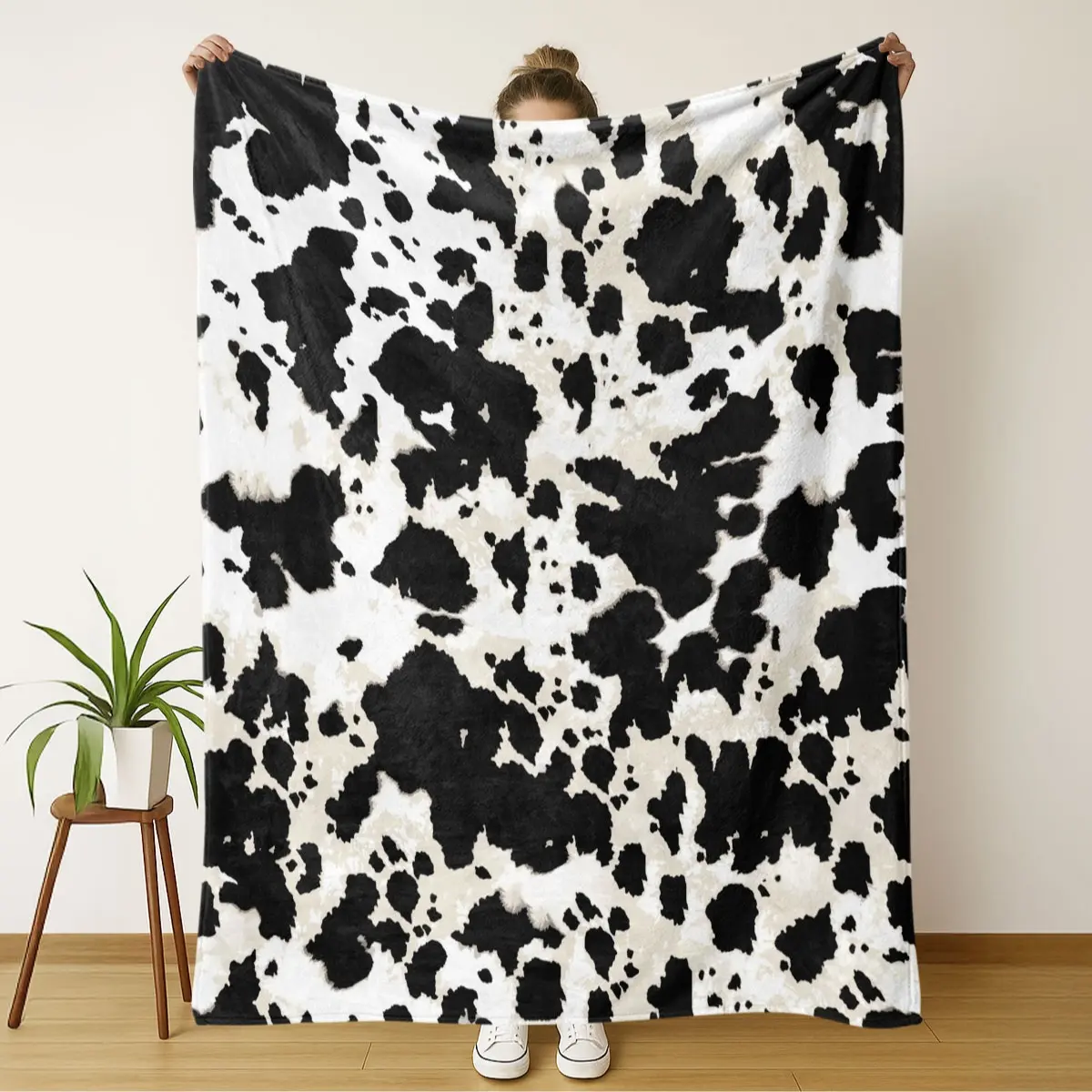 Cute Cow Print Flannel Blanket, Soft Warm Throw for Cool Bedrooms, All-Season Cozy Sofa Bed Nap Rug, Perfect Christmas Gift & Decor