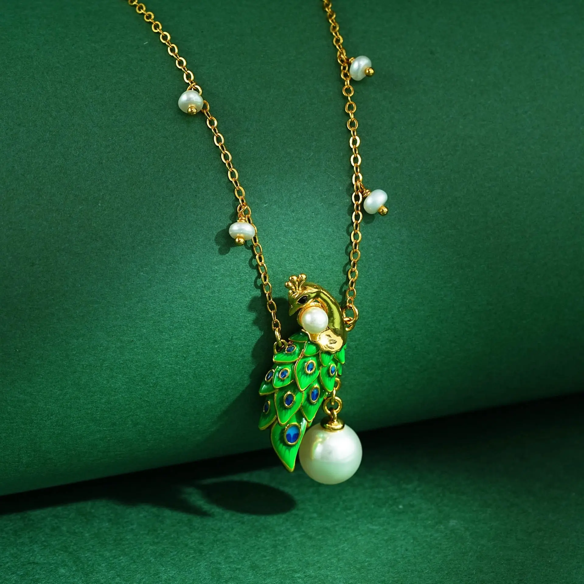 Royal Peacock Pearl Necklace - Enamel Peacock Pendant Jewelry, Elegant Symbol of Beauty & Prosperity for Costume Fashion Accessory Enthusiasts