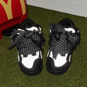 Black and white mixed color casual sports shoes, novel reflective thick soled lace up walking shoes, breathable women's shoes, men's shoes, training shoes, running shoes, training shoes, closed sports shoes for men