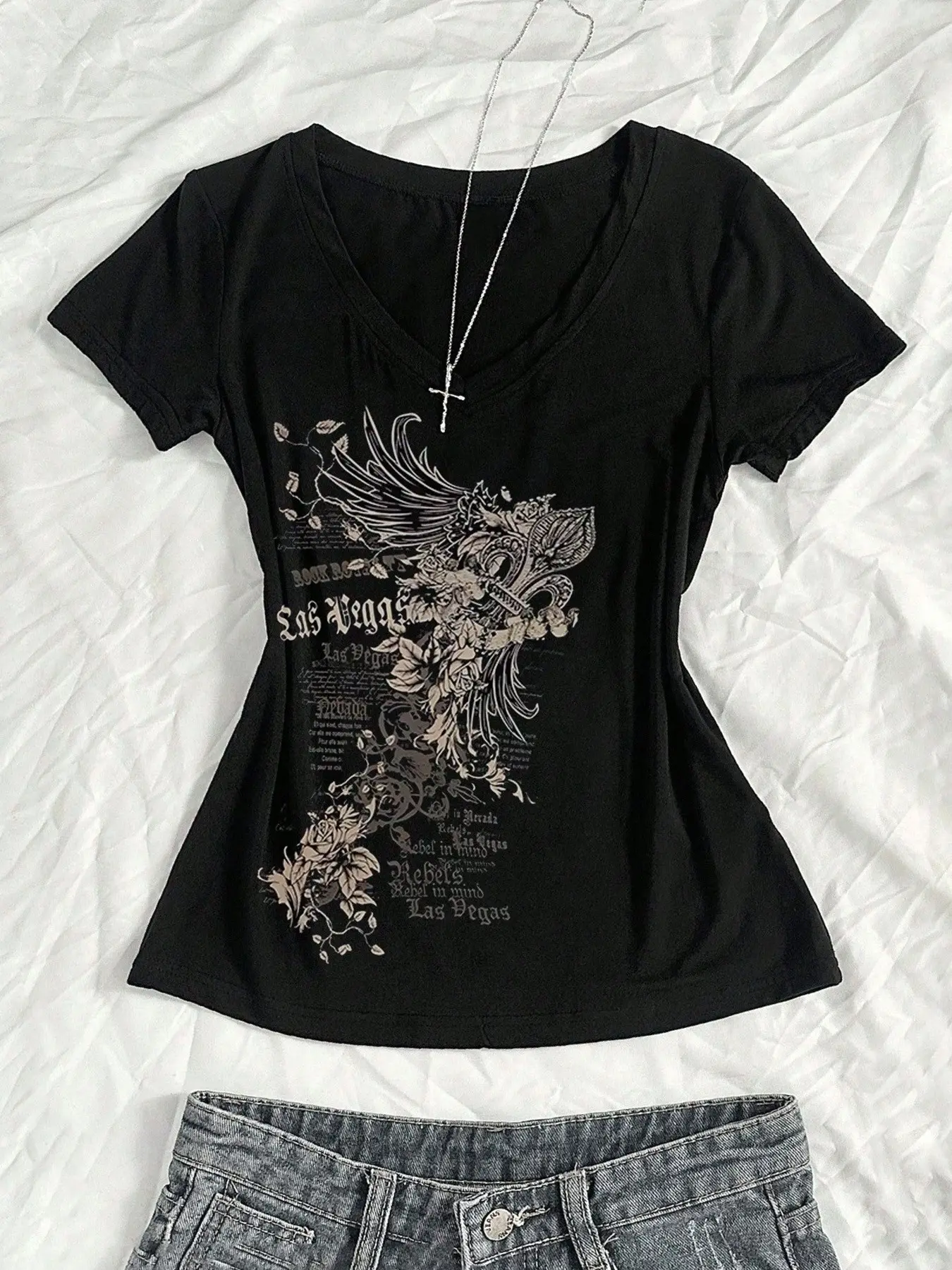 Women's Vintage Fitted Lightweight T-Shirt with V Neck, Short Sleeve, Artistic Vine Leaf Graphic Pattern, Comfortable Casual Style for Travel and Daily Wear
