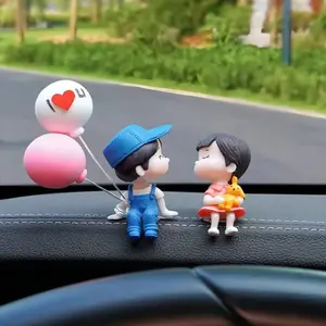 Cute Couple Car Dashboard Decorations, Lovely Couple Kiss Cartoon Figurines Car Ornament, Resin Material Boy Girl Car Interior Decoration with Balloon for Car Dashboard Gifts