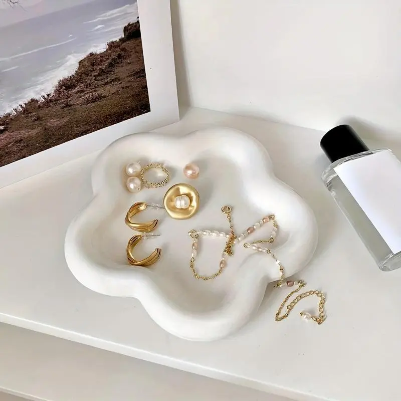 1pc Flower Shaped Jewelry Tray, Ceramic Trinket Tray, Jewelry Plate, Jewelry Storage Tray, Jewelry Holder, Household Creative Jewelry Storage Ornament