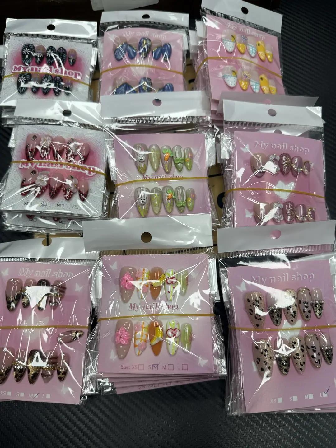 Una(14479)gc.40$ get 20 pairs random almond shape nails. We have different styles.