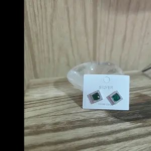 Aretes plata Italiana 925 con rhodium circonia verde esmeralda y microcirconias trasparente calidad premium