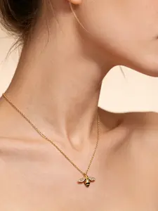 A diamond studded bee shaped fine chain necklace, with black and yellow contrasting colors and full diamond wings, playful and exquisite, with a touch of light luxury, suitable for various occasions such as daily commuting, dating, leisure, and light gath