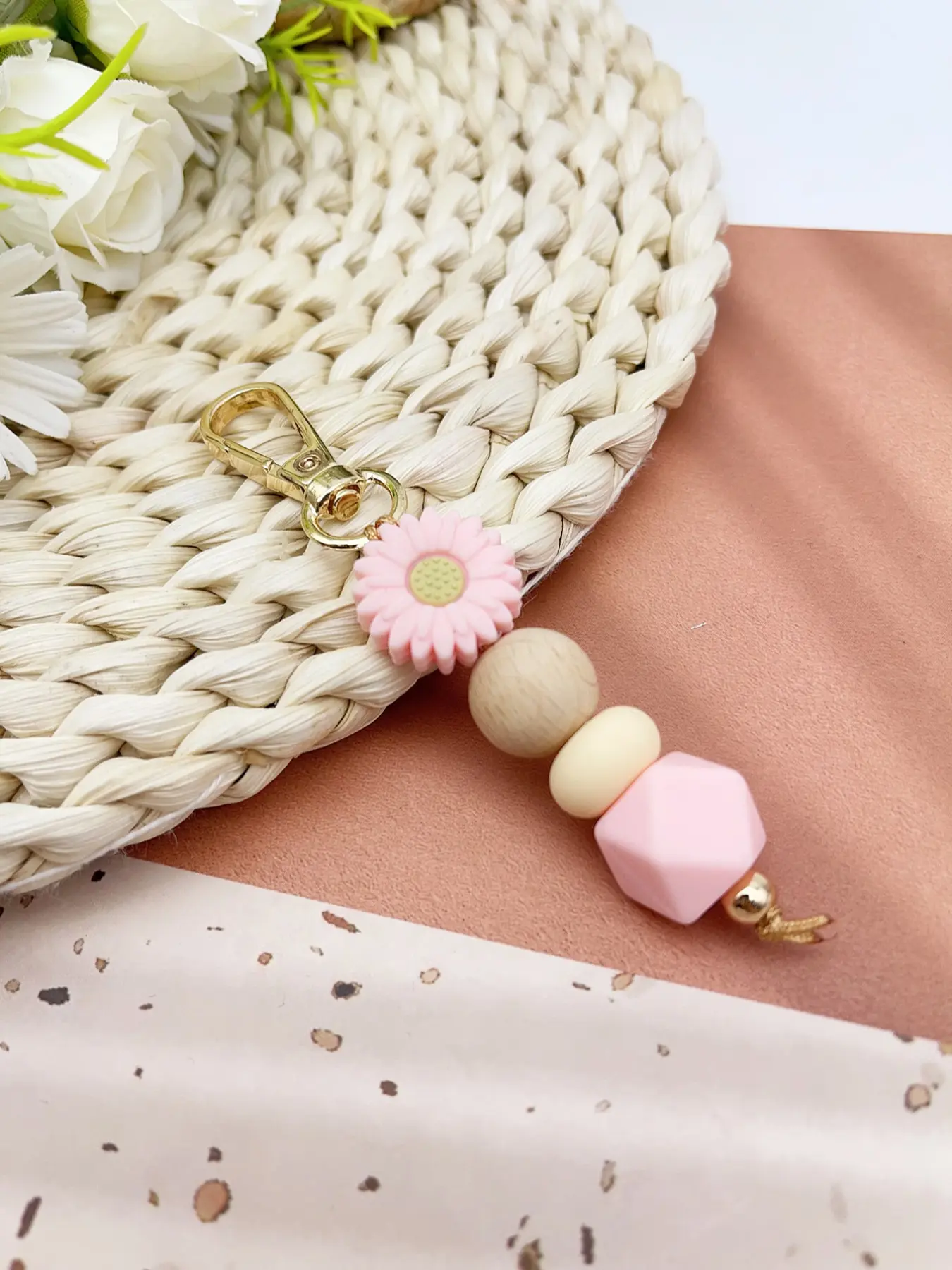 Fashion Elegant Daisy Silicone Keychain, Flower Keychain, Floral Pattern Keychain, Floral Beaded Bag Charm, Teacher Gift Car Pendant, Friend Present, All Seasons Fashion Elegant Daisy Silicone Keychain, Flower Keychain, Floral Pattern Keychain, Floral Beaded Bag Charm, Teacher Gift Car Pendant, Friend Present, All Seasons