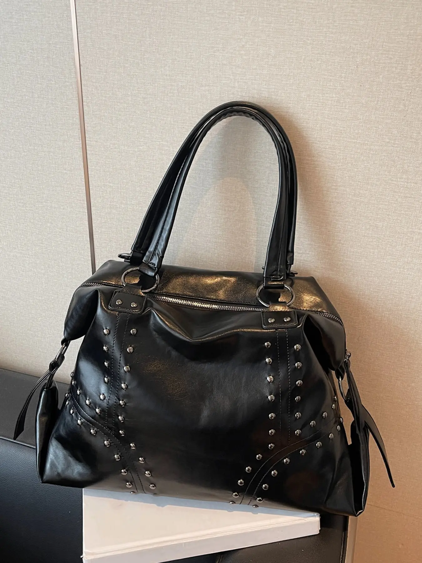 Niche design fashion trend leisure  shoulder tote bag, classic motorcycle style texture shoulder bag, personality versatile retro rivet design shoulder handbag, suitable for daily commuting, shopping and so on, Fashionable shoulder bag, Hobo Shoulder Bag