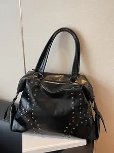 Niche design fashion trend leisure  shoulder tote bag, classic motorcycle style texture shoulder bag, personality versatile retro rivet design shoulder handbag, suitable for daily commuting, shopping and so on, Fashionable shoulder bag, Hobo Shoulder Bag