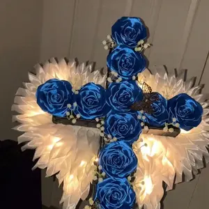 Cruz con alas para nuestro difuntos Decorativa con Rosas Azules y Luces LED para Memorial