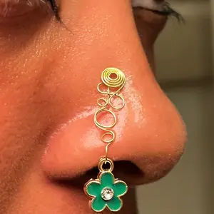 Poison Ivy Nose Cuff