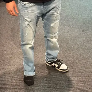 Men’s super strechy blue denim. Slim straight fit