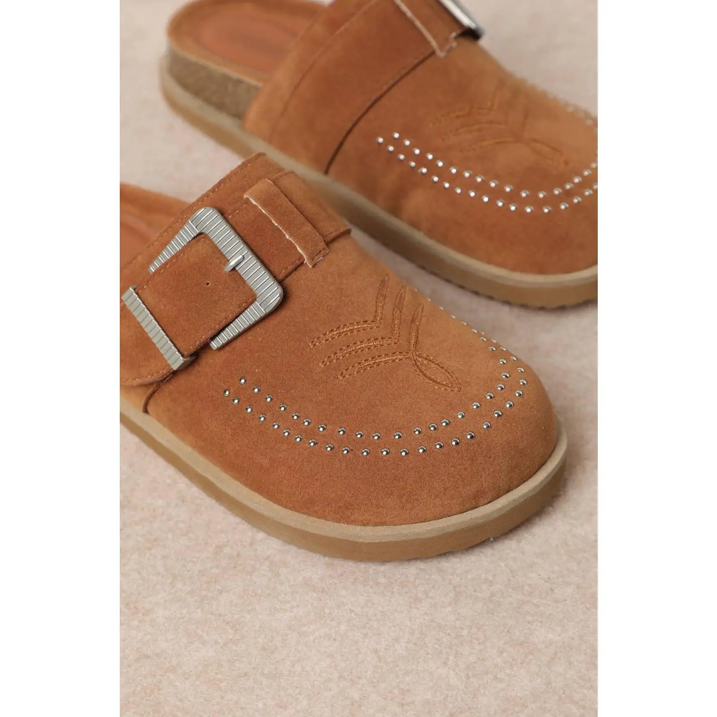 JOSEPHINE WESTERN-INSPIRED CLOSED-TOE CLOG SANDALS: CAMEL