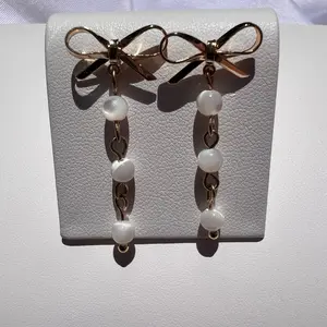 Bow mother of pearl earrings