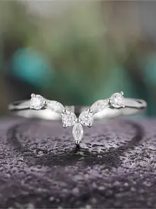 1 PC Fashionable Personalized V-shap Zircon Rings for Women Exquisite Trendy All-match Engagement Wedding Promise Ring Elegant Ladies Fashion Jewelry for Party Daily Clothing Decor Accessories as Anniversary Valentine's Day Gift for Girlfriend