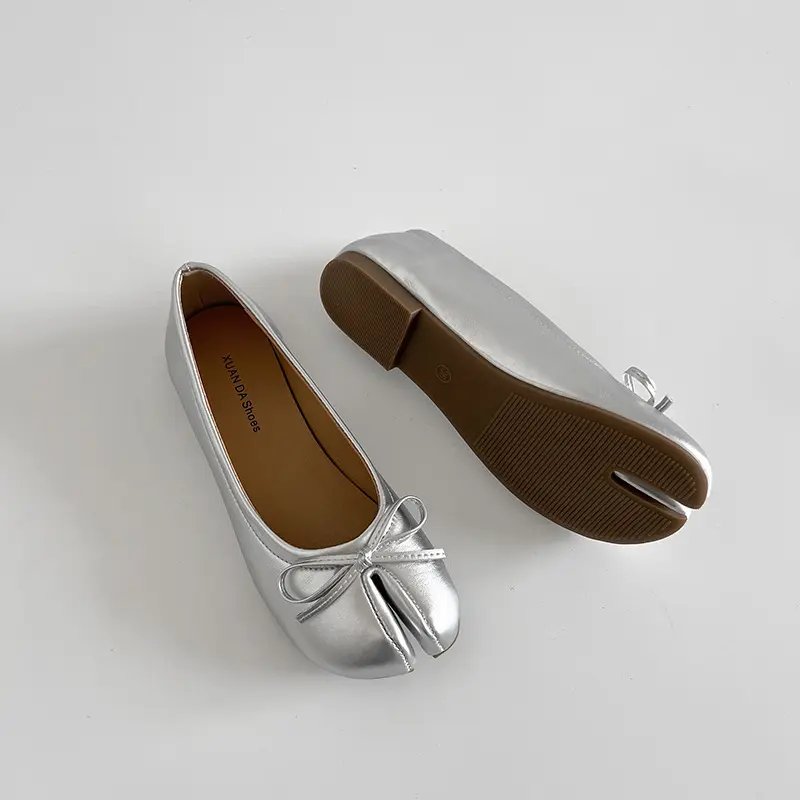 Retro French-style ballet flat shoes with a bow; women’s low-cut leather shoes with a glossy finish and lightweight, non-slip soles—perfect for weddings, brunch, and everyday elegant outfits paired with casual wear.
