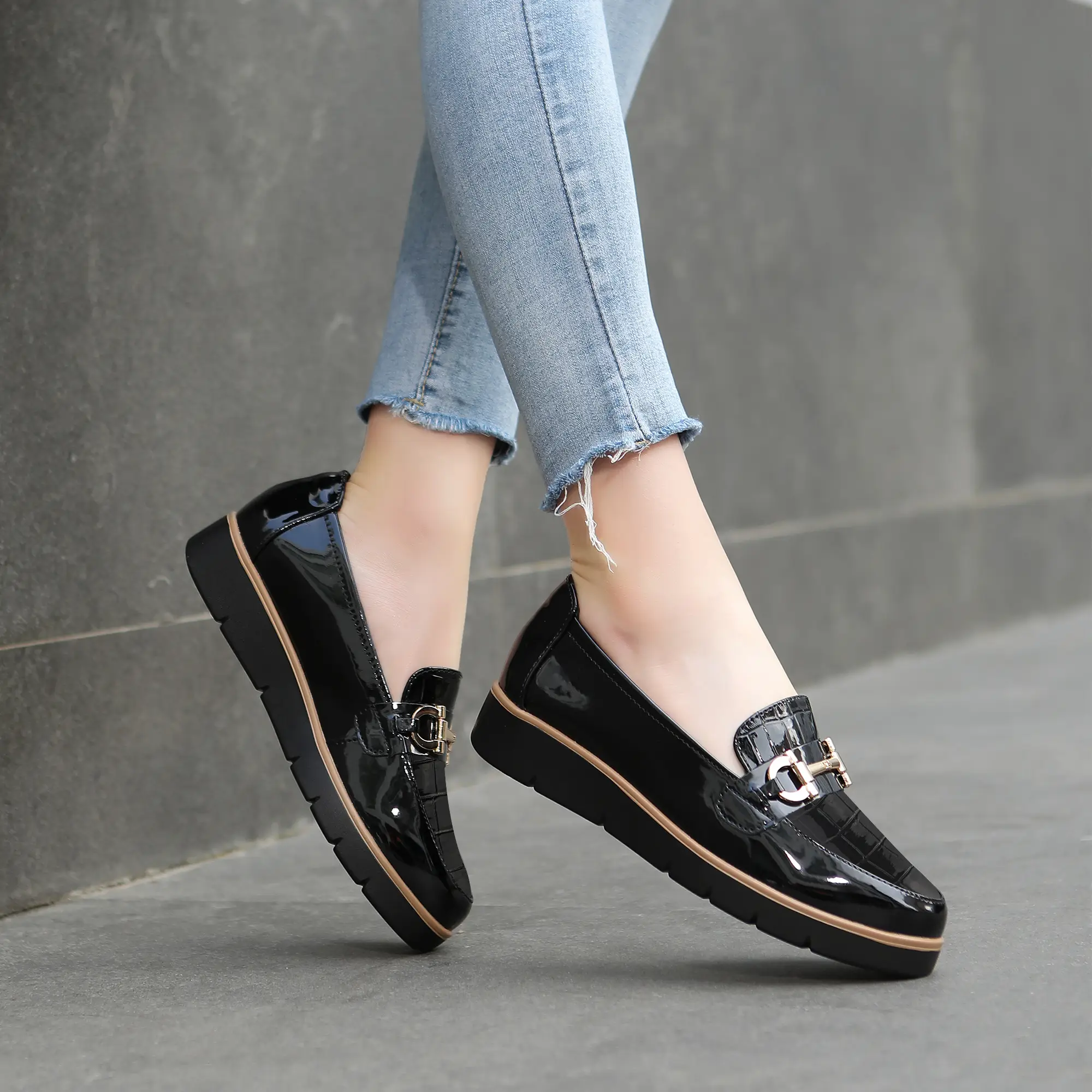 2025 Women‘s Fashion Retro Loafers, Mom Shoes, One-Piece Loafers, PU Leather Soft Shoes, Non-sore-Foot-Friendly, Fashionable Appearance