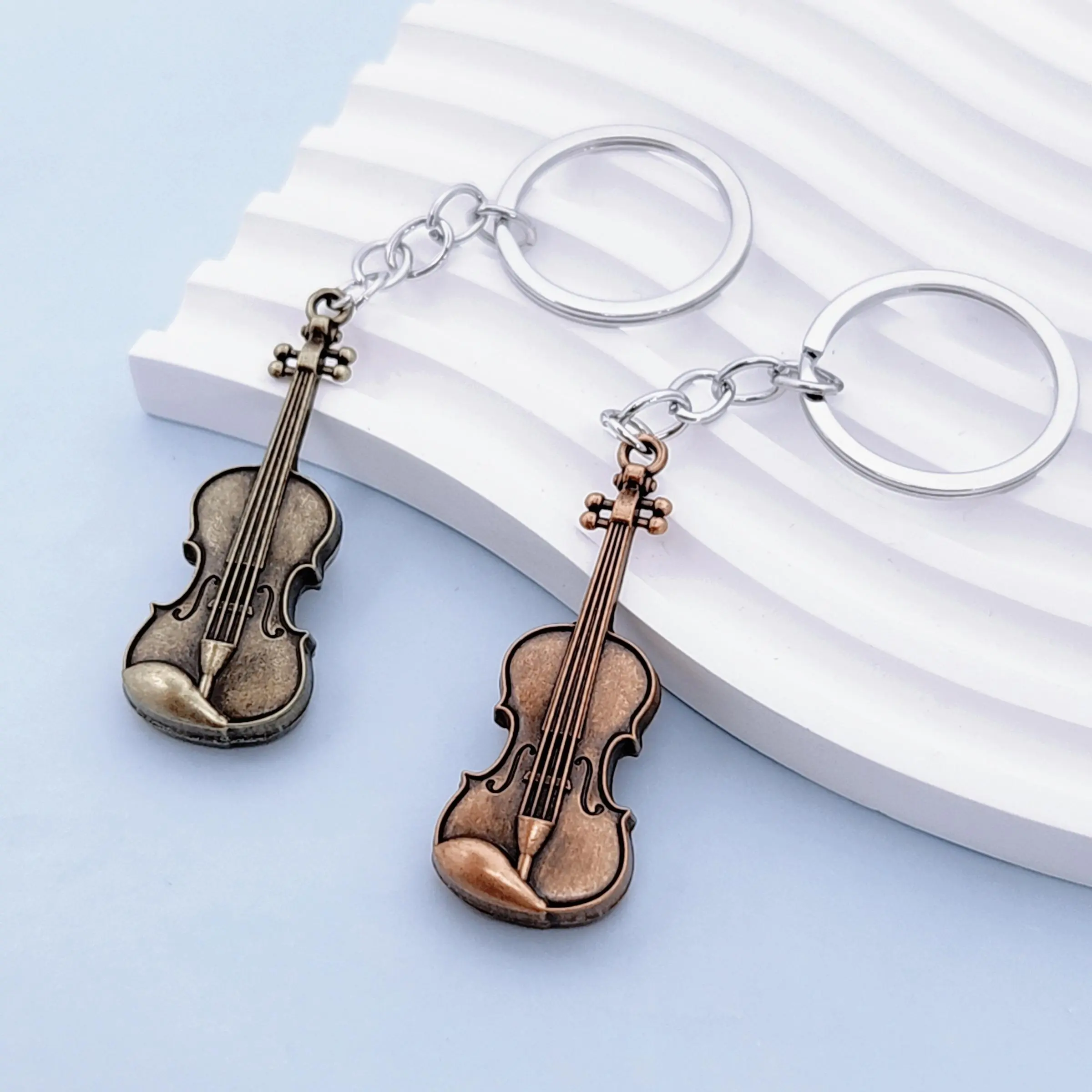 Trendy Melodic Charm - Fashionable Violin Keychain for Men - Stylish, Aesthetic Keychain, Miniature Portable Accessory, Perfect for Violin Enthusiasts and Music Trendsetters