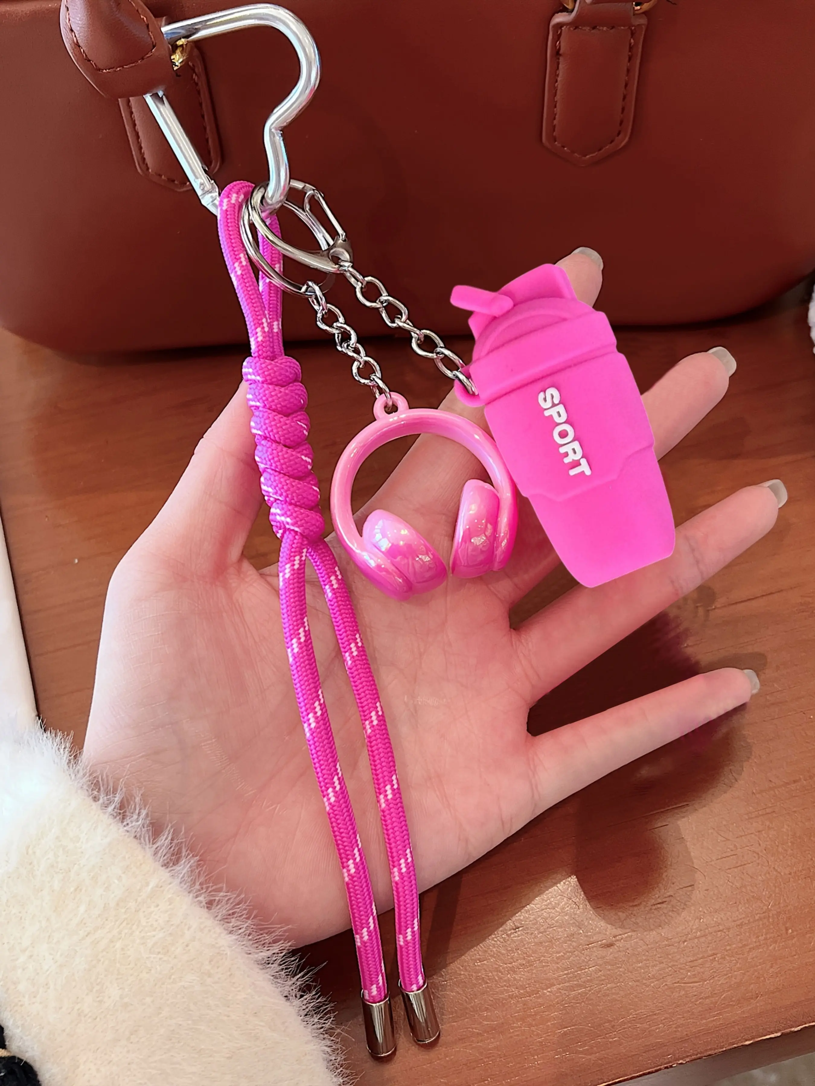 Sport Water Bottle & 3D Headphones Keychain,Shaker Bottle keyring Headphone Bag Charm Headset Water Cup Fitness Pendant Lanyard Key Chain Ornaments Woven Rope Kettle Earphone Keyring Viral Coquette Aesthetic Gym Keychain Accessory for Backpacks Handbags