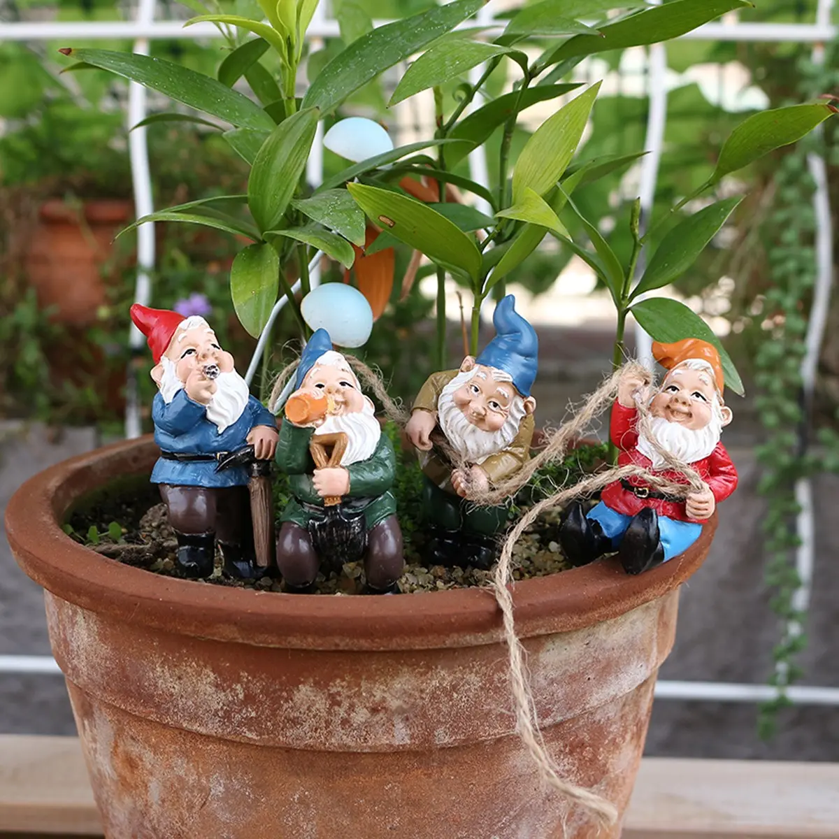 4pcs Happy Dwarf Gnome Statue Set, Resin Sculptures, Statue Decorations, Outdoor Fairy Garden Decor, Spring Garden Pot Lawn Courtyard Decoration, Tabletop Installation, Garden Accessories, Garden Sculptures and Decor
