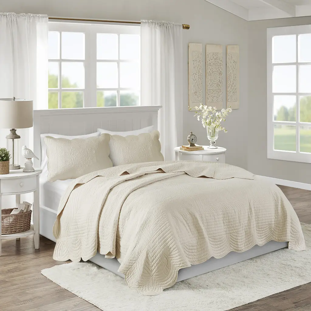 Reversible Scalloped Edge Quilt Set, 3-Piece Lightweight Microfiber Bedspread, All-Season Coverlet, Multiple Color Choices and Size Options, Soft and Cozy, Machine Washable