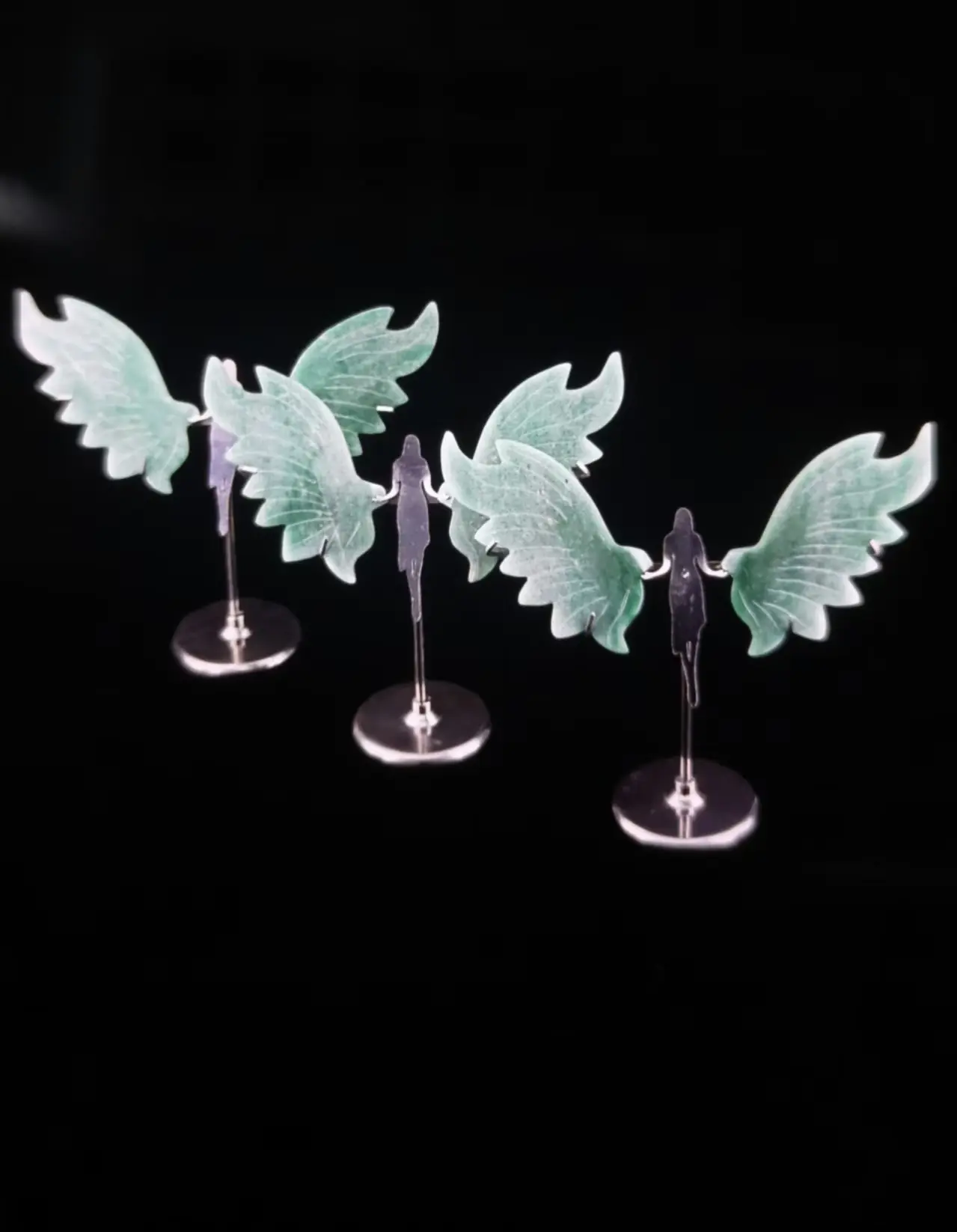 Natural Aventurine Angel Wing Carving Ornament - 1 Pair Cream Calming Spiritual Healing Crystal Decor, Vanity Tabletop Accessory with Metal Stand for Adult Freedom-Focused Crystal Enthusiasts, Adults, Attract Positive Opportunities, Boost Self-Confidence