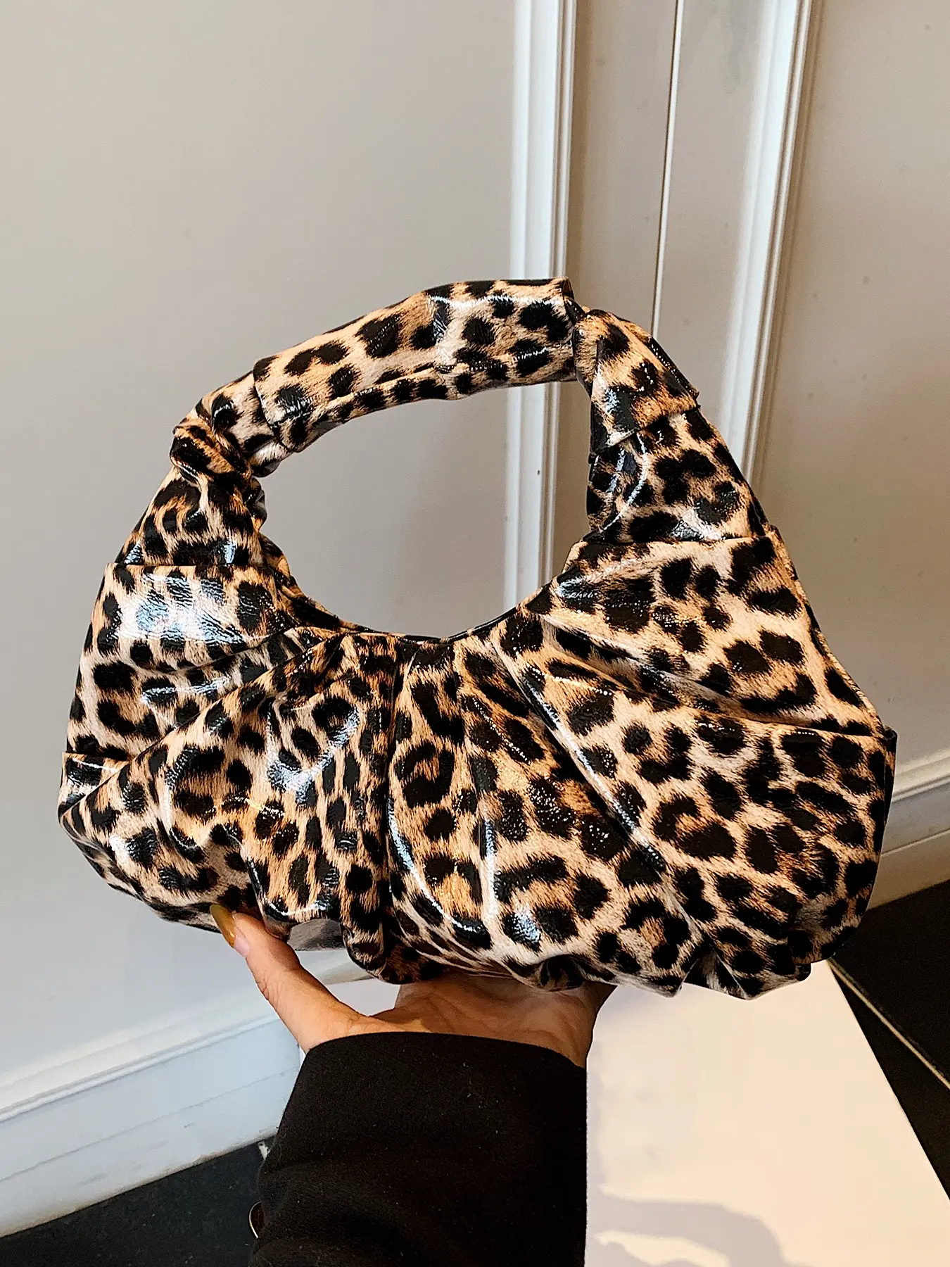 Fashionable pleated cloud handbag, casual and stylish one-shoulder underarm bag, trendy and versatile dumpling bag, personalized and fashionable leopard print shoulder bag, suitable for dating, shopping and other occasions.
