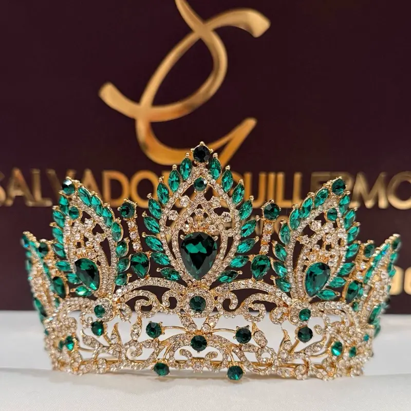 Salvador Tiara con Cristales de Lujo para Eventos Especiales y Celebraciones