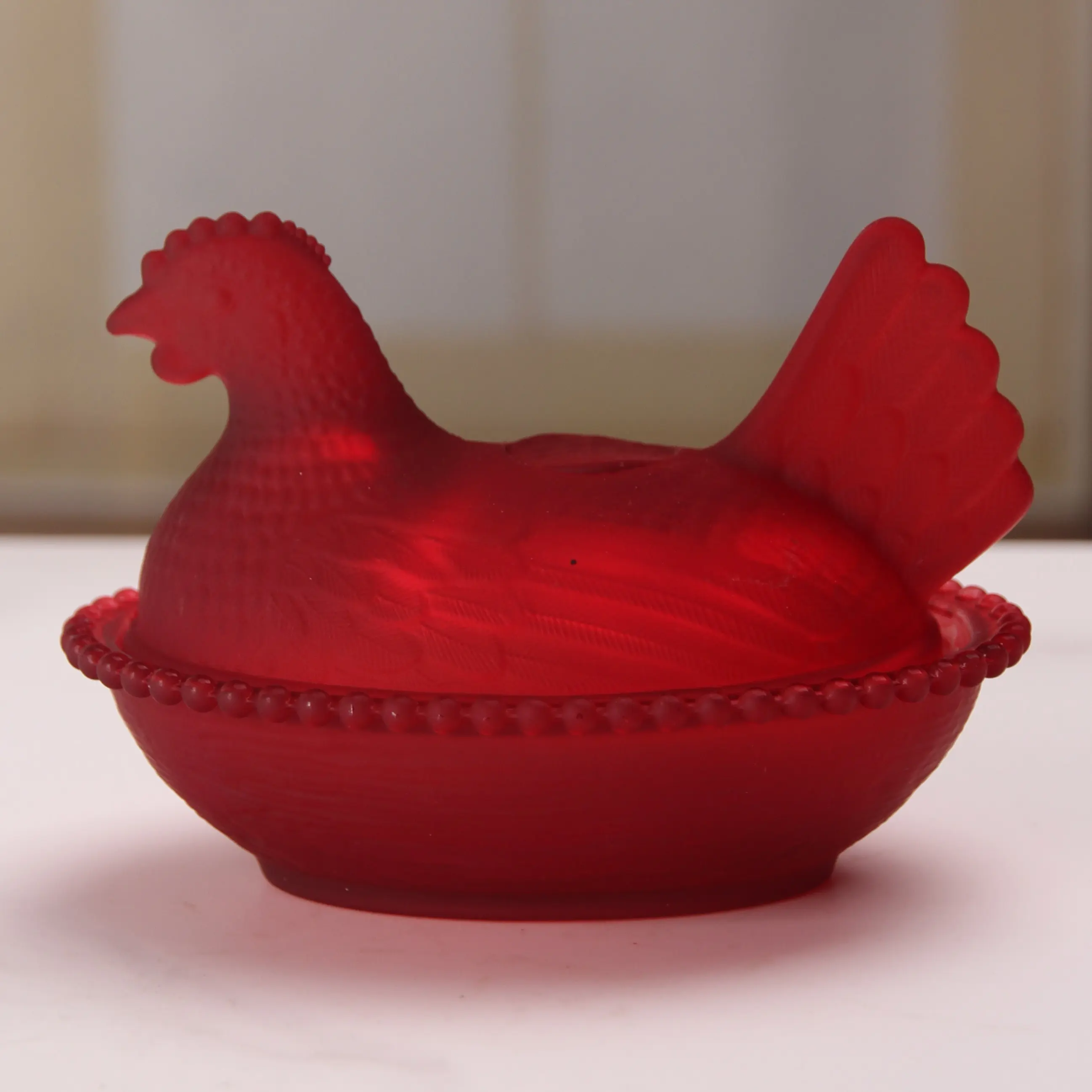 The colorful glass chicken-shaped candy storage jar with a lid - perfect table or desk decoration item, reusable - suitable for candies, snacks, jewelry or desktop decorations, storage items, kitchen accessories