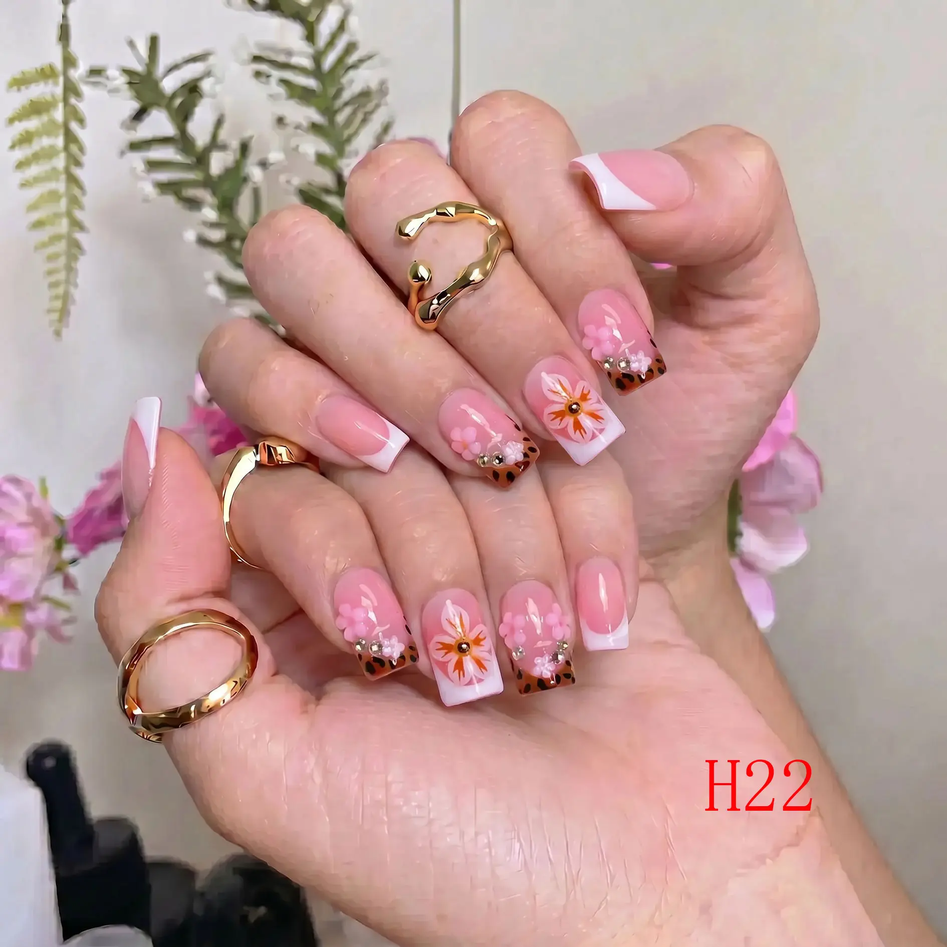 NailBeeBee H22 Handmade Press On Nails, Glamorous Leopard & Daisy Design, Reusable Long-Lasting Acrylic, Medium Square Shape for Casual & Going Out Wear, Reusable Nails, Long-Lasting Look, M, Holiday, Acrylic Press On Nails, Hand Painted