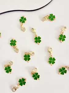 A lucky four-leaf clover keychain pendant, suitable for daily wear, vacation dates, and other occasions, and also a delightful little gift, Fashionable Charms