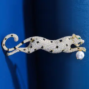 Luxury Lightweight Cheetah Brooch for Women, Featuring High-End Crystal, Couple'S Pin, Copper Zirconia, And Plating, a Stylish Accessory for Clothing.