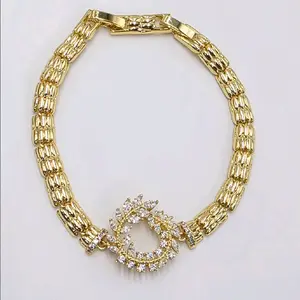 Br005 Golden Bracelet with Elegant Rhinestone Heart Design for Women's Fashion Accessories