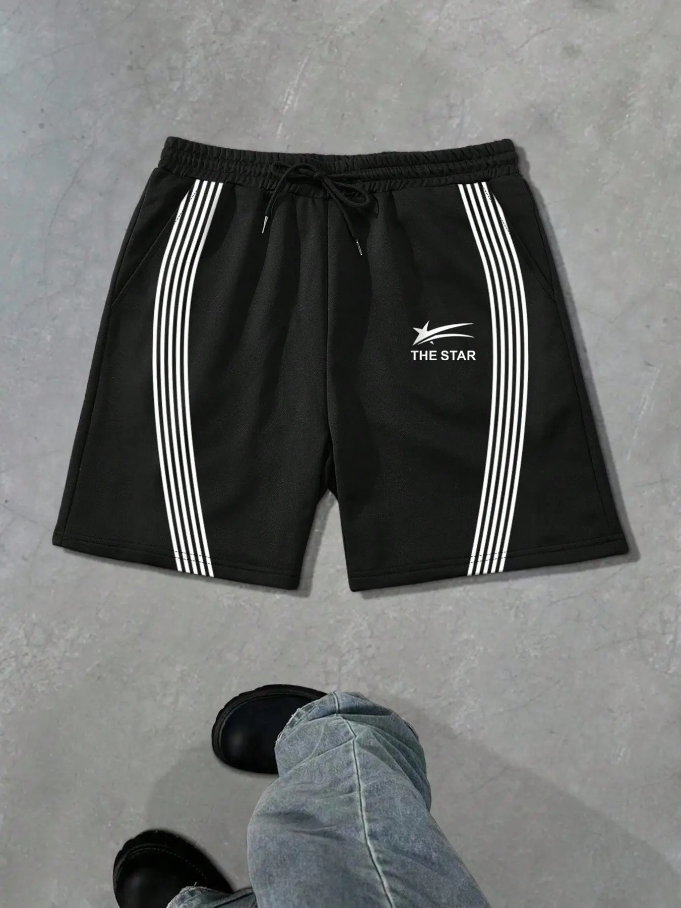 Men's street style letter striped print drawstring waist loose casual versatile Lightweight Printed Shorts, suitable for everyday wear.