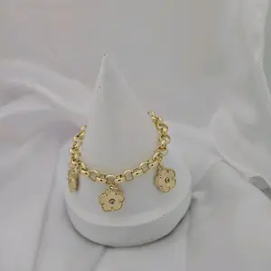 Pulso tres flores Gold-Plated Flower Charm Bracelet with Elegant Chain Design for Women