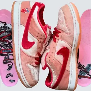 US 9.5- Nike SB StrangeLove x Dunk Low SB Valentine’s Day