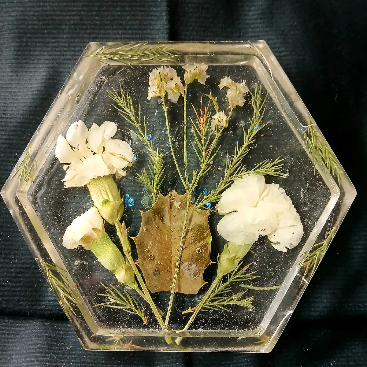 Handmade Floral Resin Coaster - 4" Diameter with Floral and Greenery Arrangement, Versatile Tableware for Beverages and Snacks