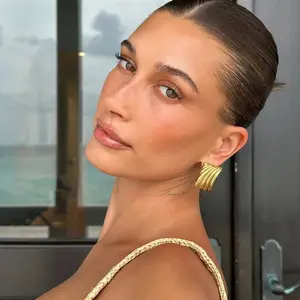 A stainless steel "Suni" earring. With a bold wave design, handcrafted, rust-proof, a fashionable and practical daily accessory, suitable for women to wear.