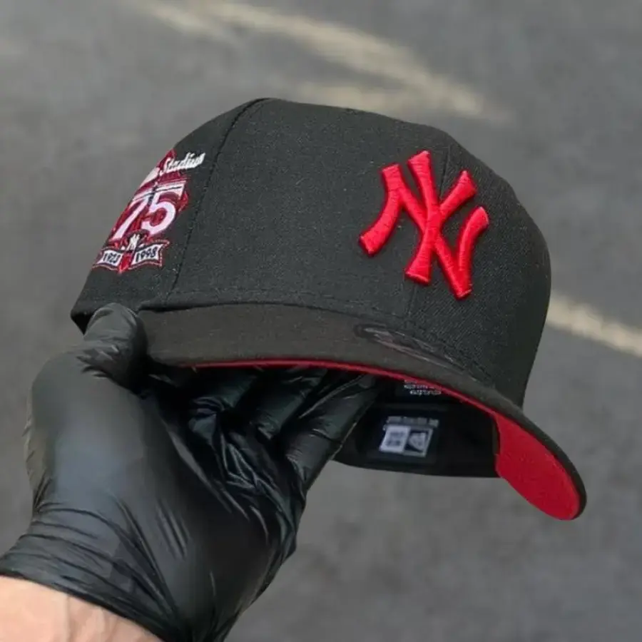 New Era NY New York Yankees Snapback Hat - Black & Red Brim Baseball Cap with Yankees Stadium 75th Anniversary Side Patch, Collectors Limited Edition 2026 Urban Streetwear Gorra, Ideal para destacr tu estilo en TikTok.