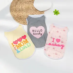Ropa informal de poliéster para mascotas con estampado de letras y bloques de color.