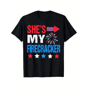 [100% Cotton] 100% Cotton 1pc Patriotic 'She's My Firecracker' Matching Couple TShirts Black Tees with Red White Blue Fireworks Design Casual Round Neck Perfect for 4th of July Celebrations Festive Apparel HolidRetro Casual Short-sleeved T-shirt with a R