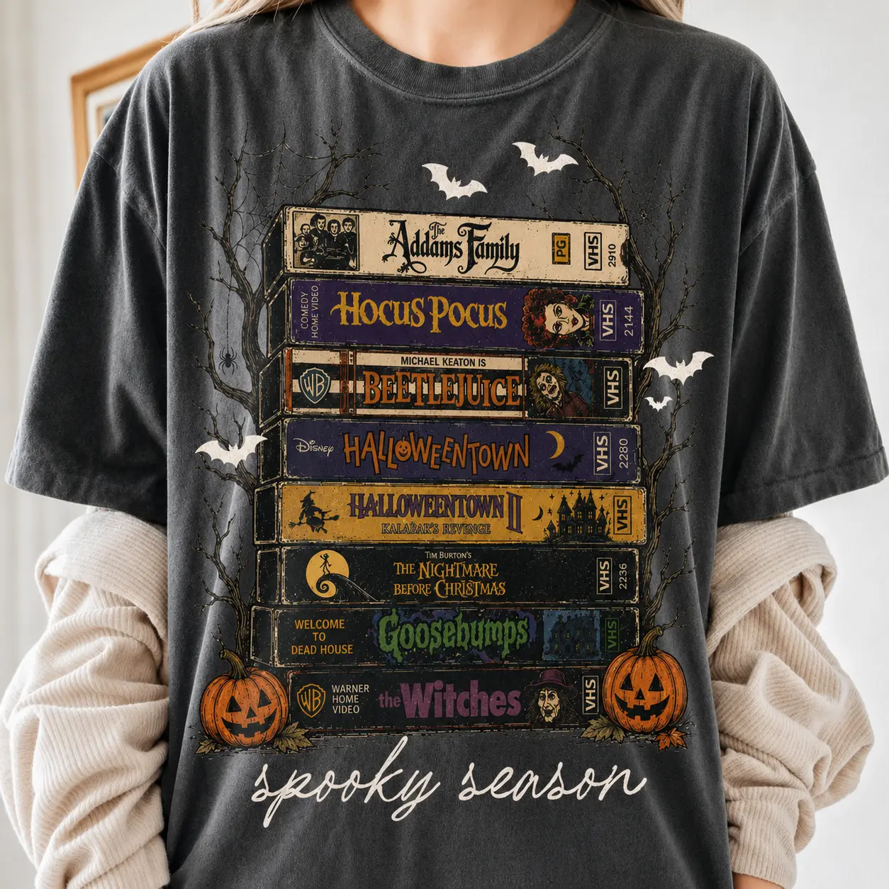 Women's Vintage Halloween VHS Tape Stack Graphic Oversize Tee - Retro 90s Spooky Horror Movie Lovers, Comfortable Short-Sleeve, Loose-Fit, Classic Film References, Fall Gothic Casual Streetwear Tops